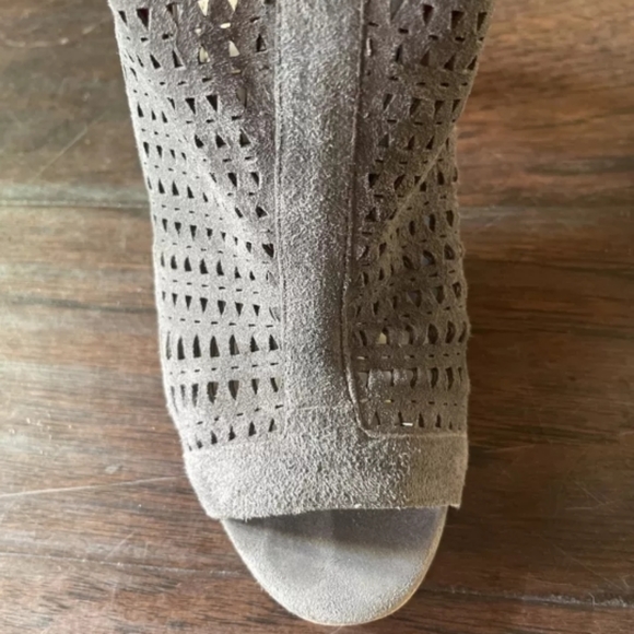 Vince Camuto cranita peep toes booties grey size 9.5 - Picture 7 of 11